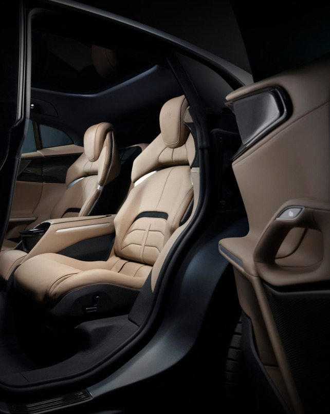 Rear Centre Armrest
